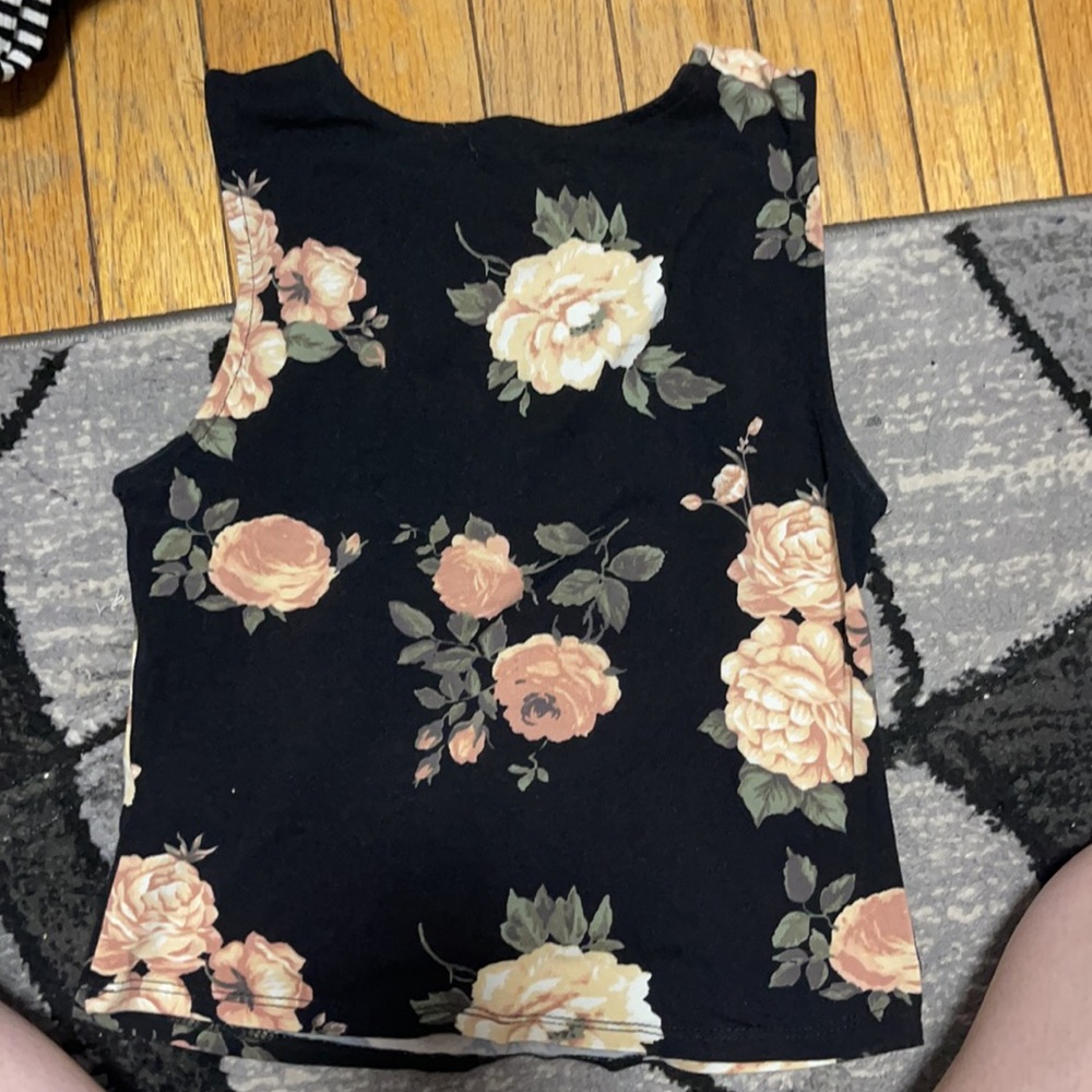 crop black and flower crop top - Picture 2 of 3